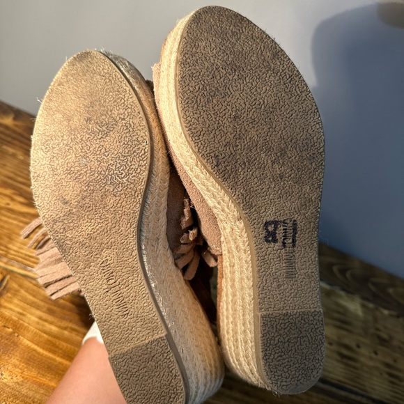 Minnetonka Ashley Leather Fringe Espadrille Wedge Sandals Women’s 8 Taupe Boho - Picture 8 of 9